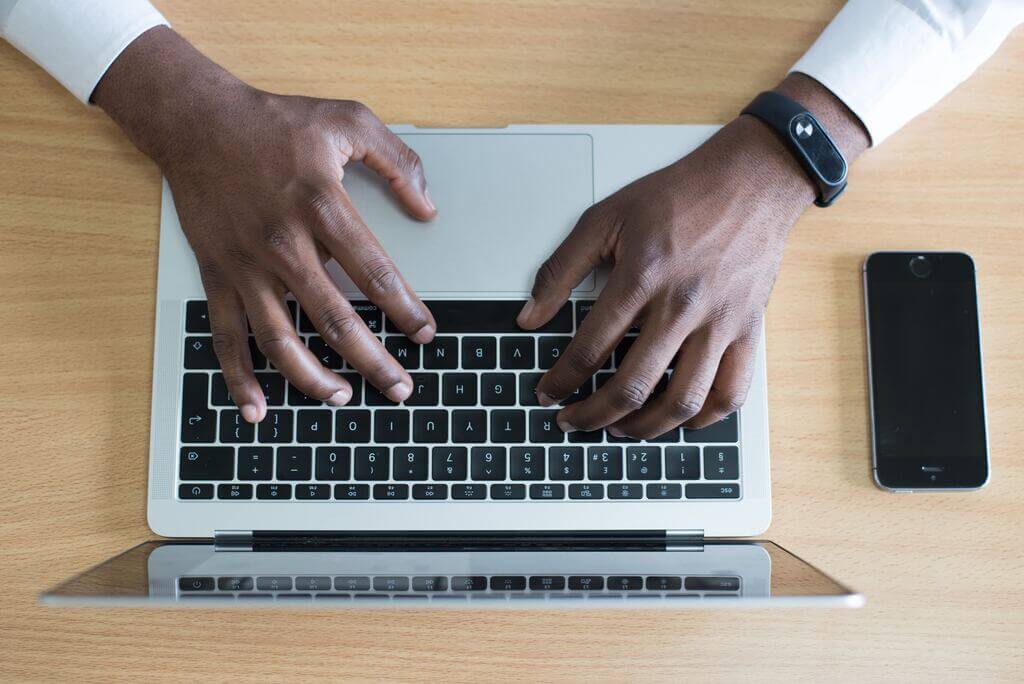 Envoyez-moi un message ! homme qui tape sur un laptop