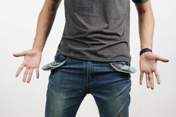 homme-tournant-la-poche-en-jean-pour-montrer-la-poche-vide-gratuit