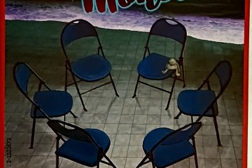 Affiche I need a Monster 6 chaises vides et dates Bouffon Théâtre